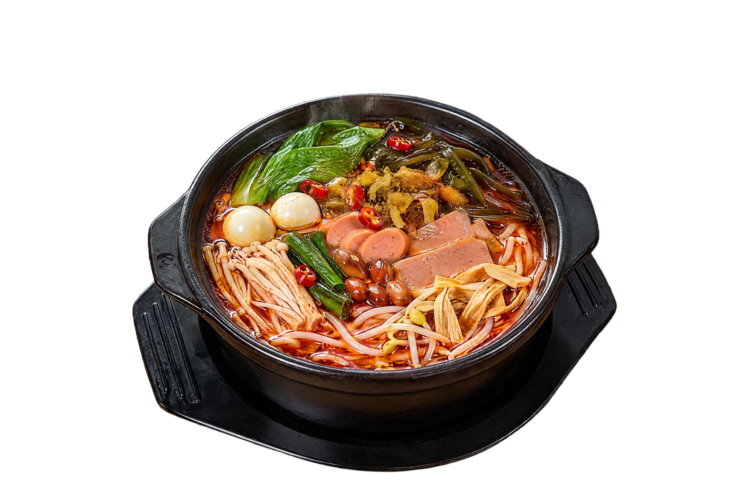模仿图一的拍摄风格与构图，重新生成一张真实的砂锅米线美食摄影：… - 图片创意预览