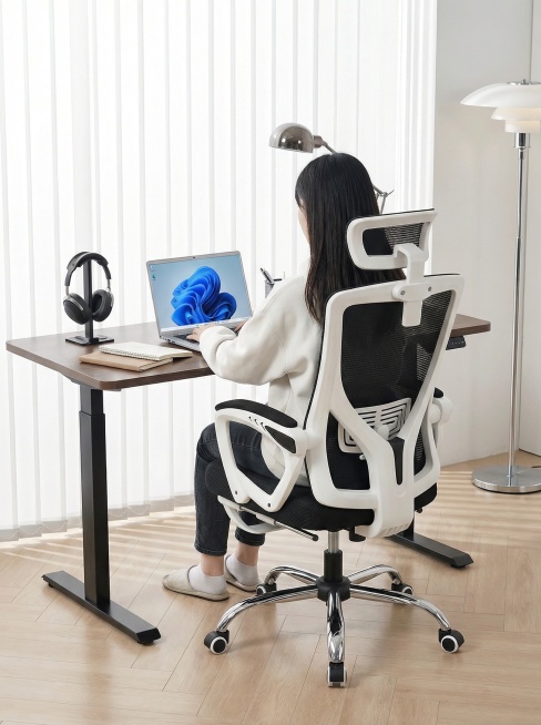 从人物 / 物体的后方偏侧（约 45°）拍摄；
镜头略微向下，能同时看到桌面、座椅和人物背部，兼顾空间感与主体细节。参考图2，生成一张办公。预览效果