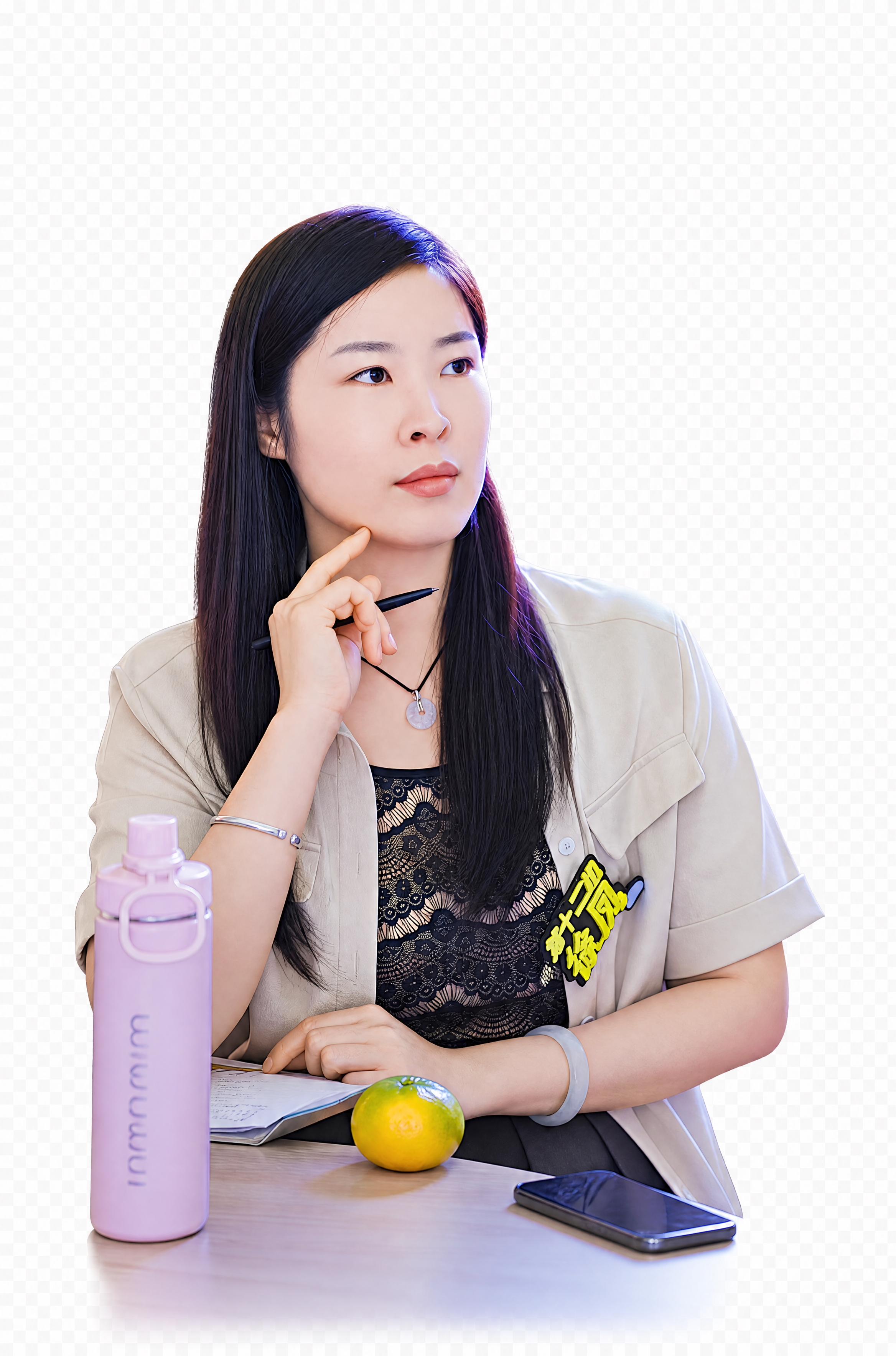 基于这张抠出的人像图片，补充被水杯、橘子、手机等物体遮挡的手臂… - 图片创意预览