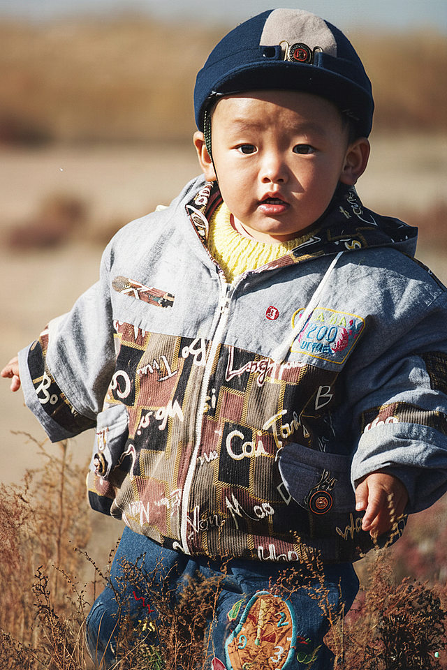 以超写实、超细致的16K单反质量修复照片。修复划痕、撕裂、噪点和模糊。保持自然肤色的同时增强鲜艳色彩。完美锐化面部、头发和衣服细节。增添逼真光影和景深。专业级PS后期处理。高动态范围，超高清，逼真纹理，电影般仕后，清晰干净背景，完全还原和提升原照片。改善人物表情，提高面部亮度、丰富面部细节，早8:00艳阳天侧顺光。