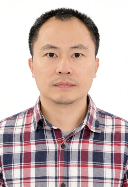 保留第一张图中人物发型､脸型､年龄特征生成标准样式纯正面证件照;人物主体严格居中,头部大小与位置严格对齐第二张图,双肩水平平衡,面部中轴线对齐画面中心,正视前方;标准证件照构图,人物绝对居中;头顶上方预览效果