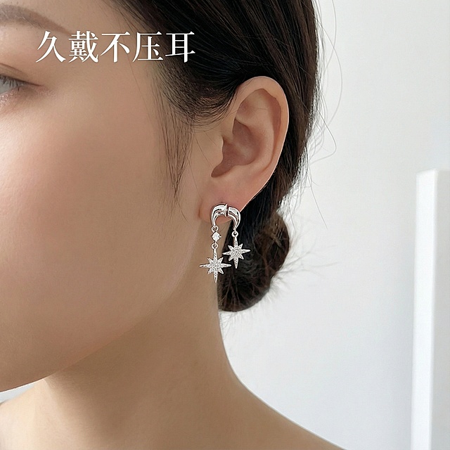 这张图片是产品主体这款产品是耳钉   我需要设计10张主图在拼多多上面售卖    进行主图场景布局设计一个高级主图  一些主图文案内容 敏感肌也能安心戴  轻量化设计 久戴不压耳 睡觉、通勤都不用摘 手工抛光工艺 光影下自带高级光泽感 日常、约会、职场一键切换造型 素颜戴也超提气