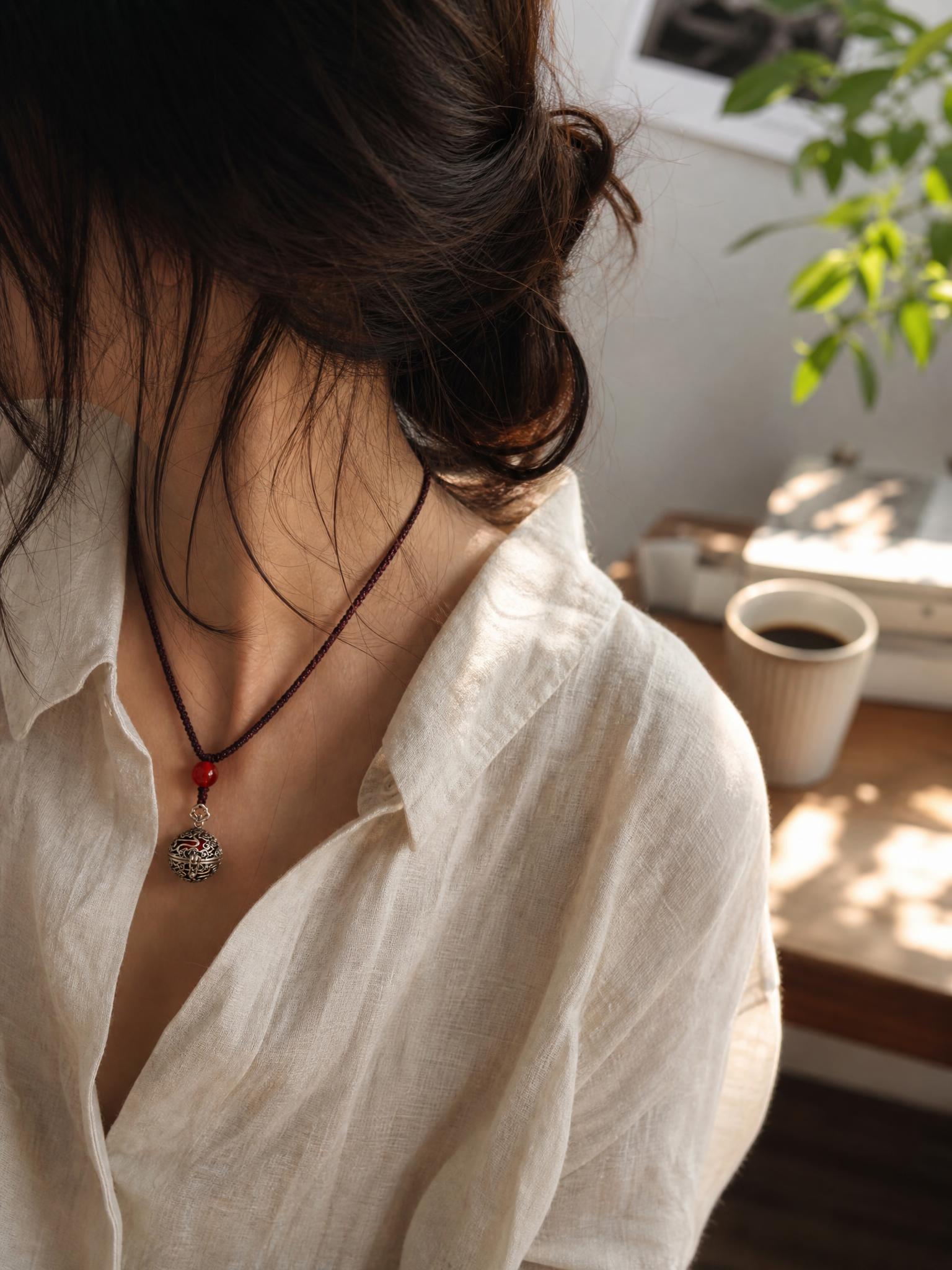 Back or side profile of a young… - 图片创意预览