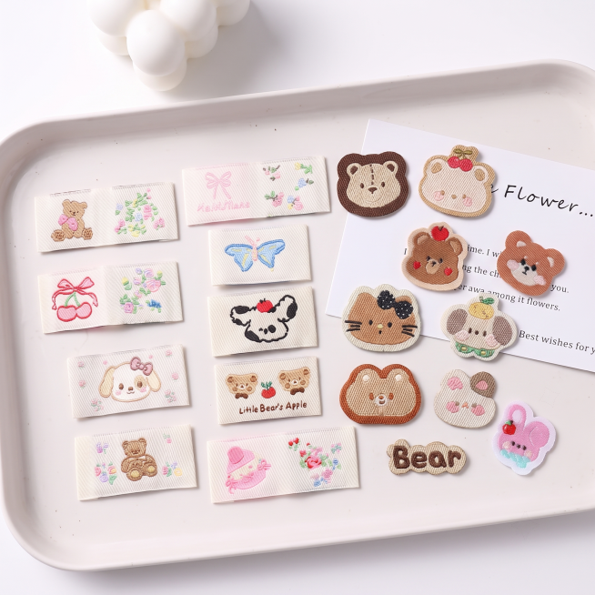去掉第二张图片里的蓝色边框Hello Kitty猫咪，保留其他所有刺绣布贴设计内容，然后将去除猫咪后的完整布贴设计融入到第一张图片的右上角区域，和原图片布局融合自然，保持整体刺绣风格、米白色背景一致预览效果