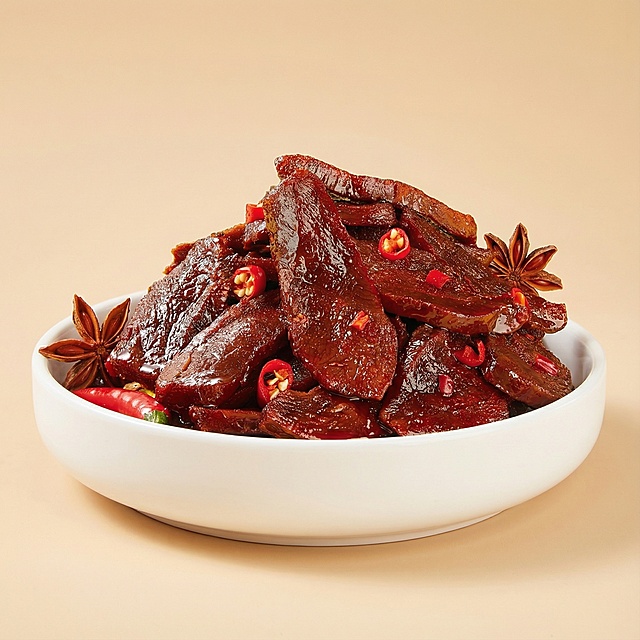 把肉干放在白色陶瓷里，肉干颜色明亮，肉质纹理清晰，整体色泽诱人，商业拍摄氛围，纯色背景