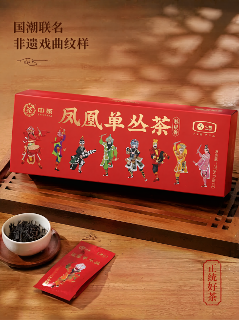 [主图-4] 中茶凤凰单丛茶国潮联名设计细节竖版主图，氛围风格为国潮国风，突出设计特色；画质要求商业摄影质感，光线柔和通透，产品清晰真实，画面干净高级；元素包含：特写放大产品包装盒正面的国潮戏曲人物纹预览效果