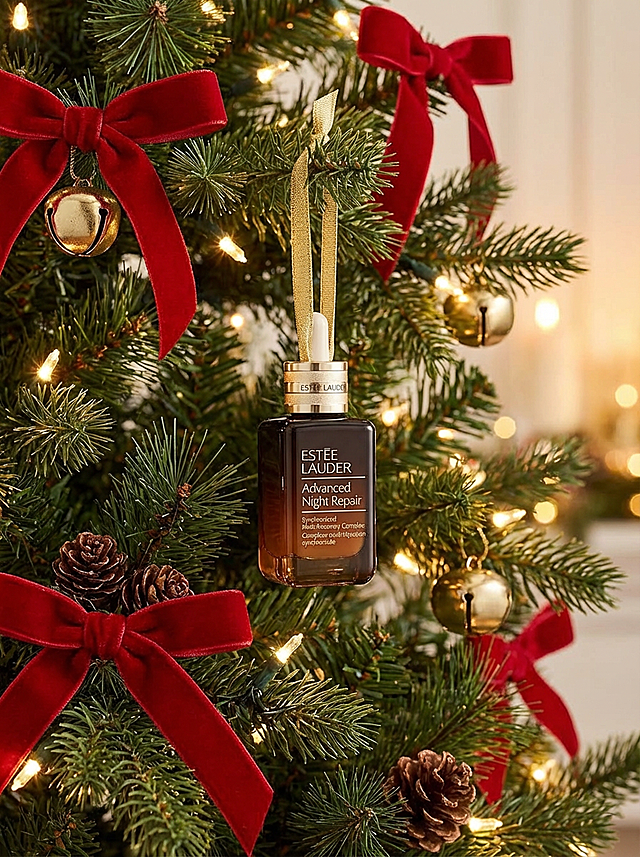 特写参考图产品挂在华丽的圣诞树上作为装饰之一。