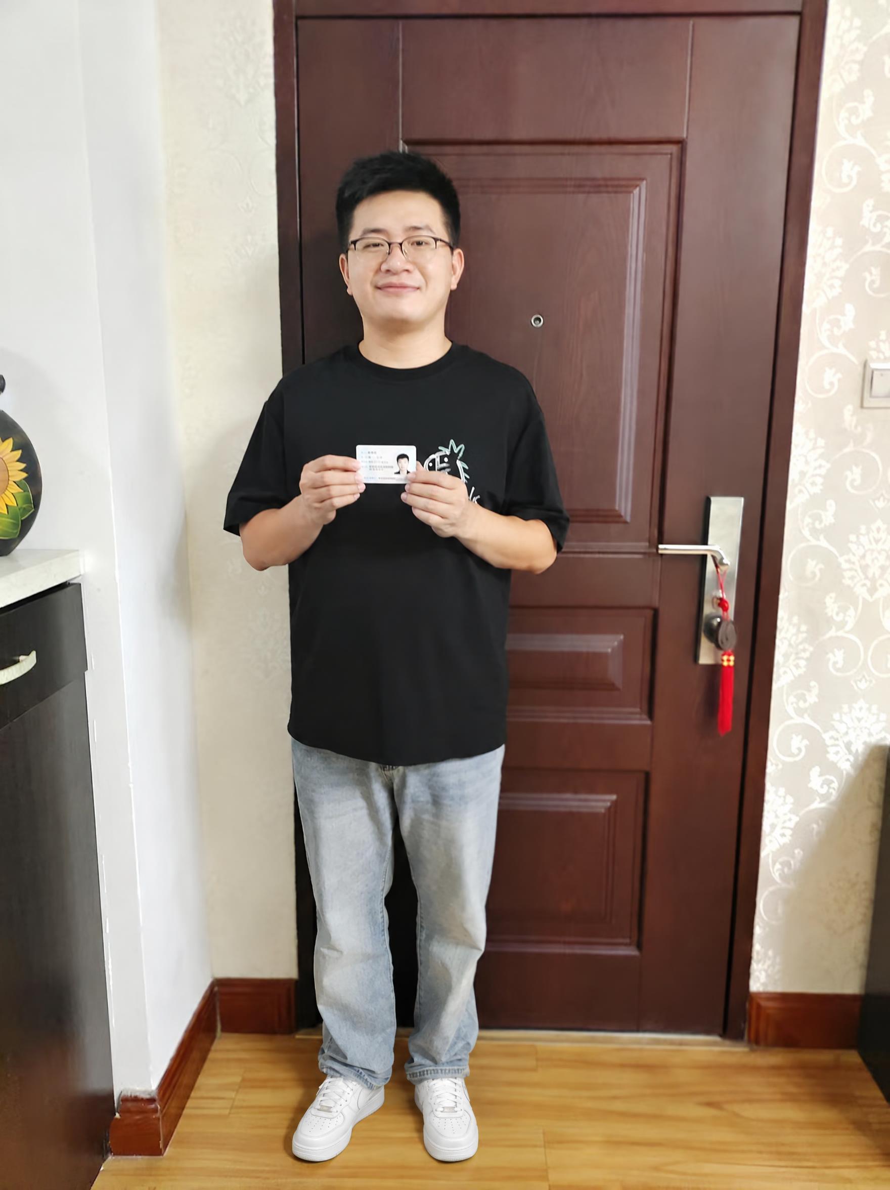 将人物脚上的黄色拖鞋替换为白色休闲运动鞋，保持人物姿态、服装和… - 图片创意预览