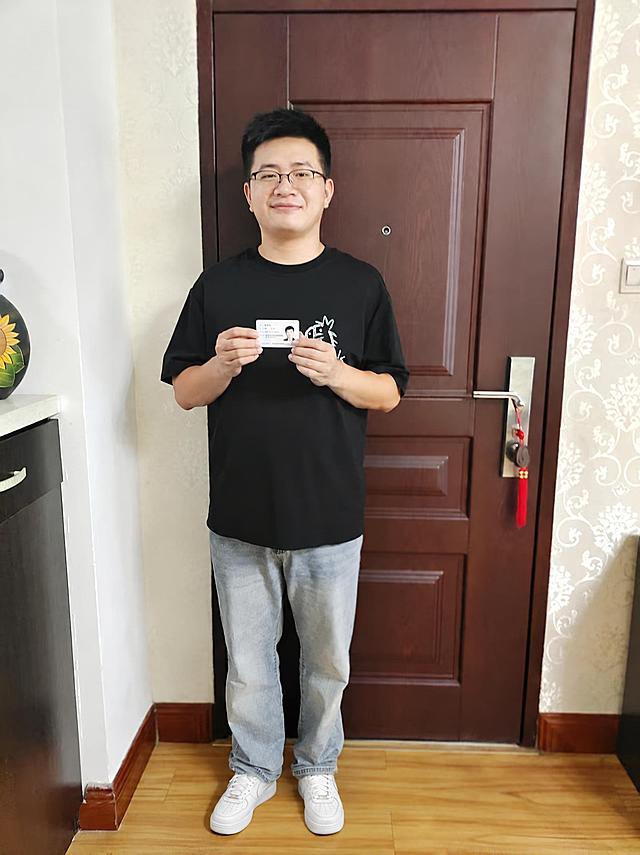 将人物脚上的黄色拖鞋替换为白色休闲运动鞋，保持人物姿态、服装和背景不变，鞋子款式自然，光影与原图匹配，真实自然