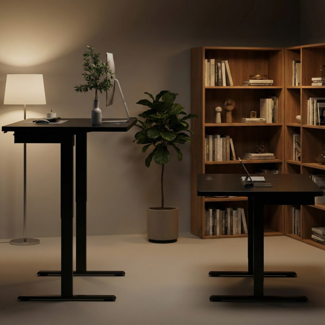 不改变桌子和角度，生成一张现代风格家庭办公场景，办公桌旁边有一盏落地灯和一盆较大的植物。房间的一角有一个木质的书架，上面摆放着一些书籍和装饰品。整个场景的光线是夜晚，营造出一种安静舒适的氛围，图片比例预览效果