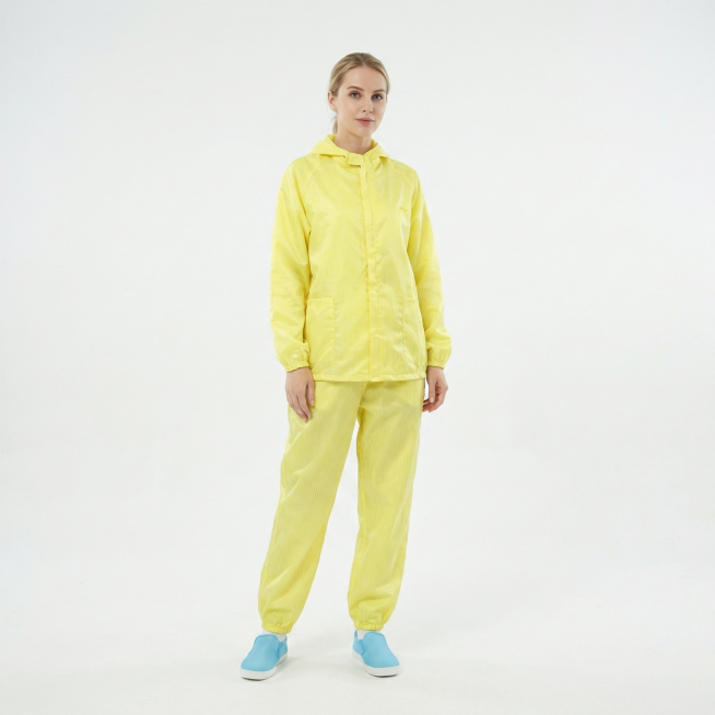 将这件黄色分体连帽洁净服换成外国模特穿着展示，保持服装款式和颜色不变，专业模特展示，简洁干净背景，电商商品图风格预览效果