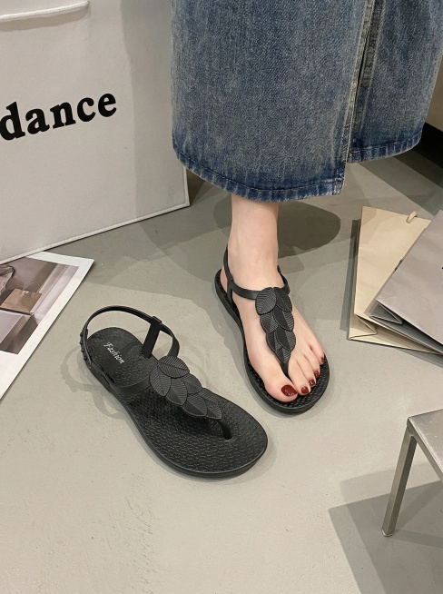 将图片比例修改为3:4，保留原图内容、黑色叶子凉鞋、上脚实拍、牛仔裤、浅灰色背景和风格不变，不改变画面内容，只调整比例预览效果