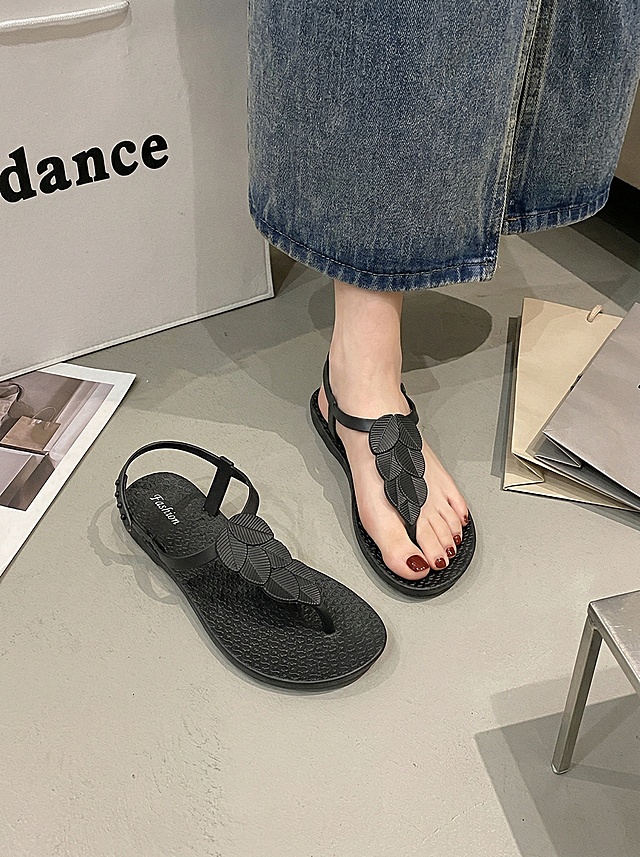 将图片比例修改为3:4，保留原图内容、黑色叶子凉鞋、上脚实拍、牛仔裤、浅灰色背景和风格不变，不改变画面内容，只调整比例