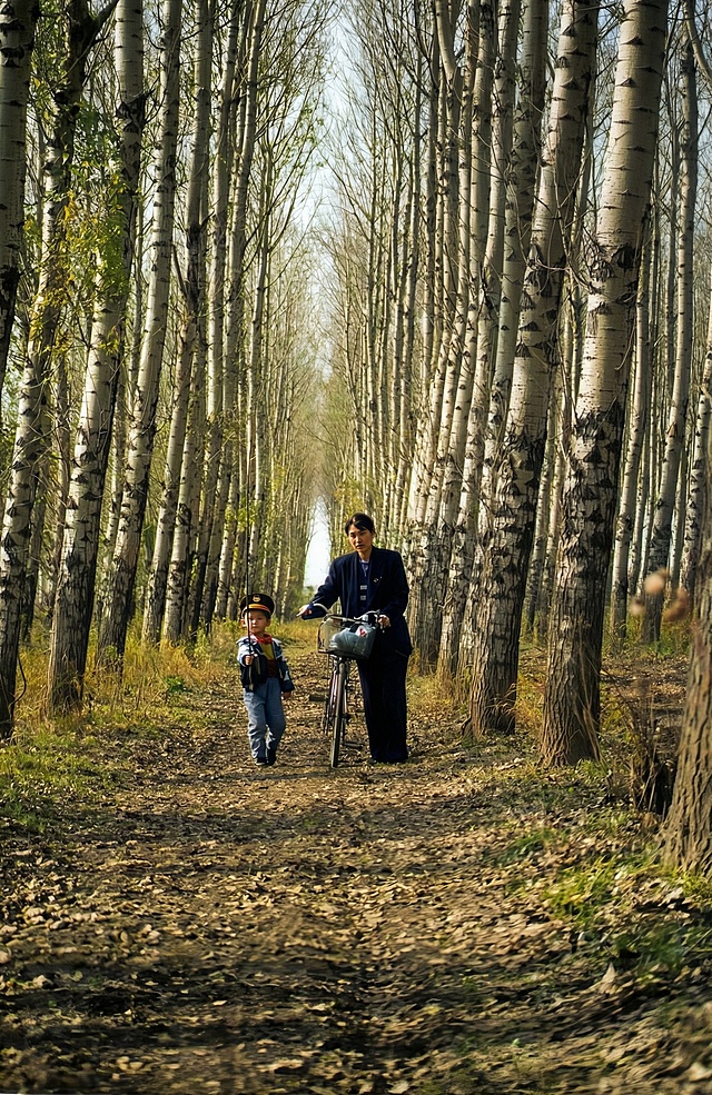 以超写实、超细致的16K单反质量修复照片变彩色。修复划痕、撕裂、噪点和模糊。保持自然肤色的同时增强鲜艳色彩。完美锐化头发和衣服细节。增添逼真光影和景深。专业级PS后期处理。高动态范围，超高清，逼真纹理，电影般仕后，清晰干净背景，完全还原和提升原照片。早8：00侧顺光艳阳天，