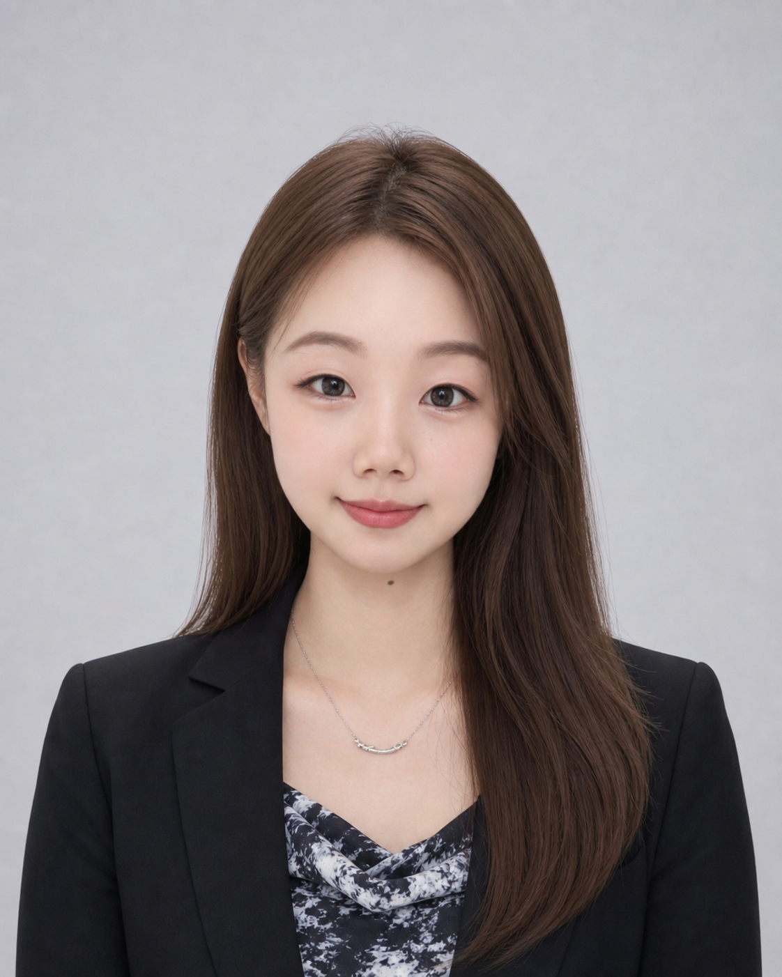 将图中女生转换为韩系证件照风格，参考图一的风格：纯色浅灰色背景… - 图片创意预览