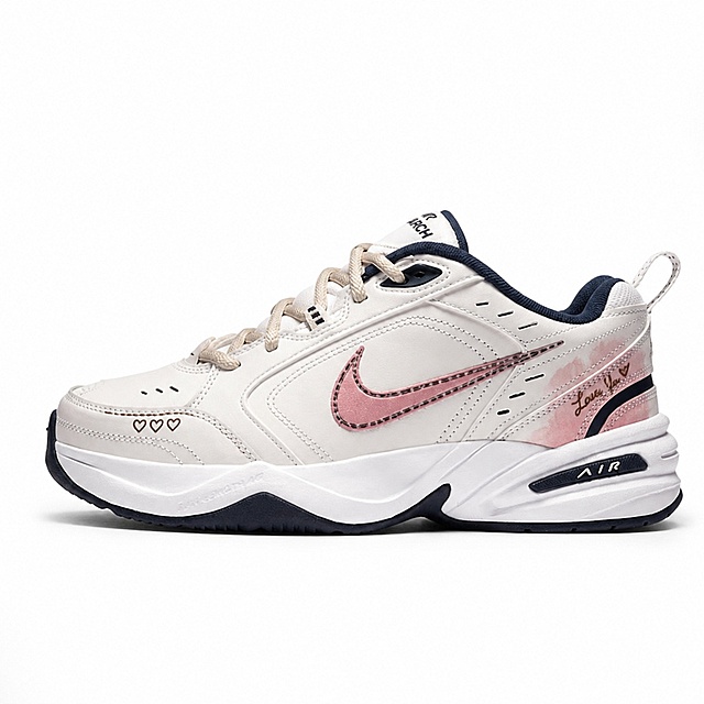 基于图一Nike Air Monarch 老爹鞋侧面视图进行原创定制改装，严格保留原鞋的鞋型结构、纯白色的厚底、深藏青黑色的橡胶外底、以及鞋帮内侧的深藏青色内衬，鞋面的走线结构保持不变。底色保留鞋面大面积奶白色，将鞋侧面的灰色Nike Swoosh替换为低饱和度的哑光脏粉色，并在粉色Swoosh边缘加上深咖色手绘虚线装饰。在鞋后跟原深灰色浅灰色拼接区域，添加淡粉色蜜桃色的水彩晕染笔触，在晕染之上加上深咖色的优雅手写英文“Love You”，旁边带有一枚同色的手绘小爱心。在鞋头透气孔下方的边缘处，加上深咖色的手绘短线条和三颗相连的小爱心。将原鞋的白色鞋带替换为浅米黄色奶油色的粗麻绳编织鞋带。整体呈现高级甜酷定制的质感，采用哑光皮面材质，不要添加任何立体金属爱心挂坠或其他物理吊坠挂件，光影自然，纯白背景，高清商拍图