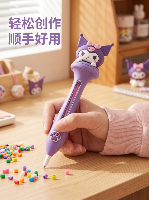 [主图 4] 展示自动拼豆笔的多场景适用性与手持使用体验。[氛围风格] 温馨舒适可爱治愈风，柔和甜美生活化氛围感。[画质] 商业摄影质感，光线柔和通透，产品清晰真实，画面干净高级。[元素] 保持拼豆笔预览效果