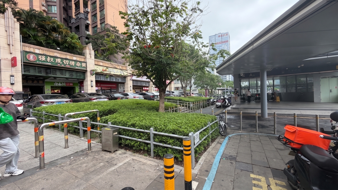 保留原图所有内容不变，仅将栏杆内原有绿化替换成修剪整齐的小叶黄杨预览效果