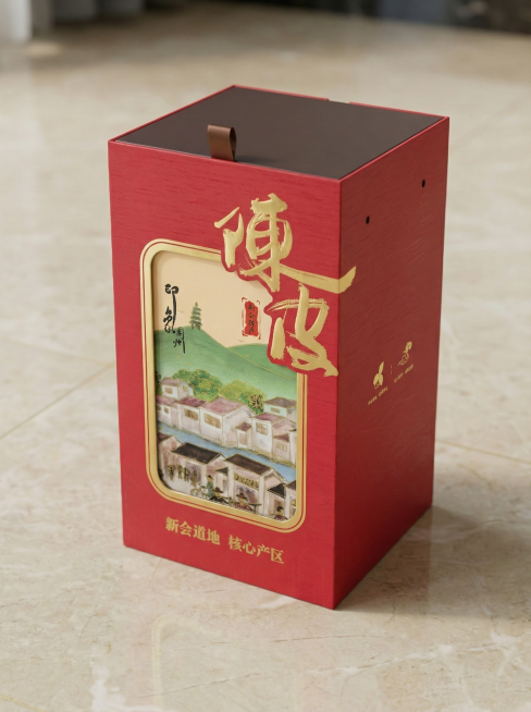 把这三张图片合成一个3D立体图，直立的盒子，顶面是黑色图盘，正面是带图案图片、侧面是红底的图片预览效果