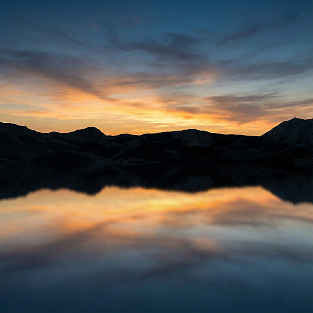 去掉图中的产品和文字，其他元素保留