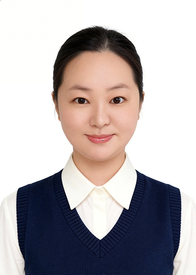 政务感与商务感融合，实景拍摄呈现自然质感，双色设计风（白衬衫+深蓝背心）简洁大气，面料纹理细腻，展现专业稳重形象。