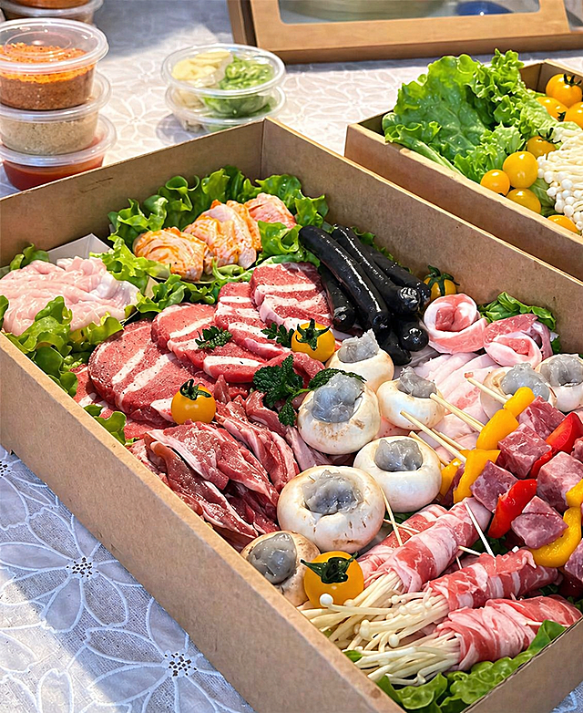 将这张烧烤食材拼盘图片变得更清晰，提升分辨率和画质，保留原有构图和内容