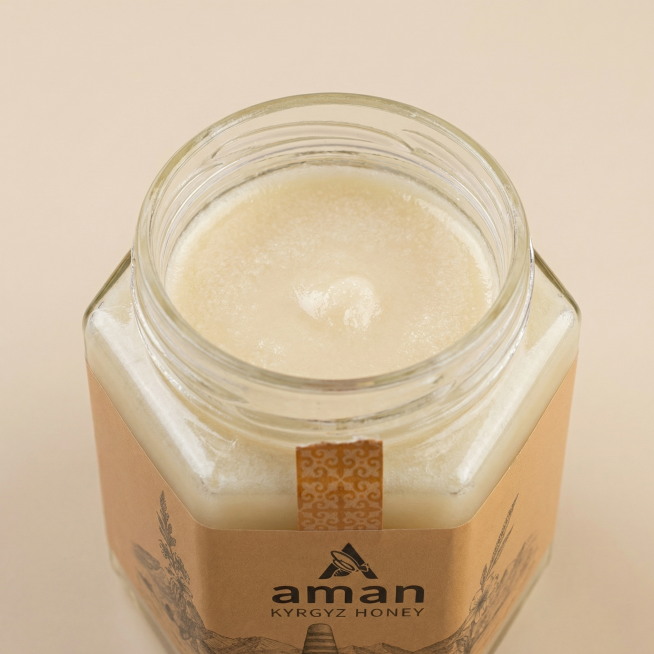 aman吉尔吉斯红豆草白蜂蜜，展示蜂蜜奶白细腻结晶质地特写，保持产品细节和参考图一致，浅米白纯色背景，均匀柔光，写实特写风格，突出天然结晶质感。预览效果