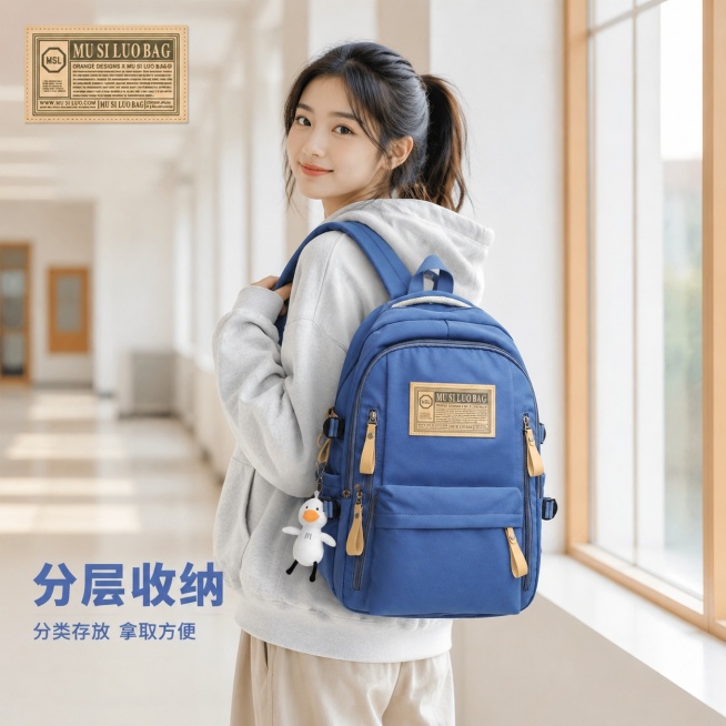 [主图-5] 蓝色学生双肩背包女模特上身展示图。
[氛围风格] 年轻校园风，教学楼走廊实景，简约清新活力；
[画质] 商业摄影质感、光线柔和通透、产品清晰真实、画面干净高级。
[元素] 同一位亚洲年轻预览效果