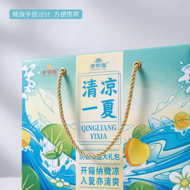 [主图 4] 礼盒细节展示主图
[氛围风格] 清爽高级，突出产品质感，夏日清凉感。
[画面元素] 商业摄影质感，光线柔和通透，产品清晰真实，画面干净高级。保持用户提供的产品礼盒设计不变，特写展示礼盒正预览效果