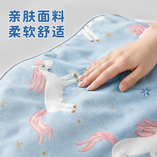 [主图-8] 亲肤面料卖点展示
[氛围风格] 材质舒适展示风
[画质] 高清特写质感，触感表达清晰
[元素] 浅蓝色宠物凉席，一只手轻轻抚摸凉席面料，展示面料亲肤柔软质感，手部动作自然，特写突出面料纹预览效果