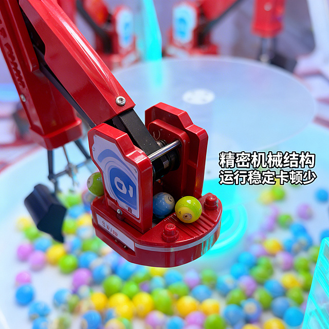 [主图 3 细节展示]，聚焦放大展示核心机械抓球结构，基于原图细节特写生成，保留产品细节和原图一致，超清微距特写红色机械臂和彩色小球，突出机械结构的精密质感和玩具球的圆润细节，右侧添加小字文案说明“精密机械结构 运行稳定卡顿少”，背景虚化突出主体，整体光影对比清晰，1:1构图，2k分辨率，符合淘宝主图规范，不要添加多余色块遮挡产品