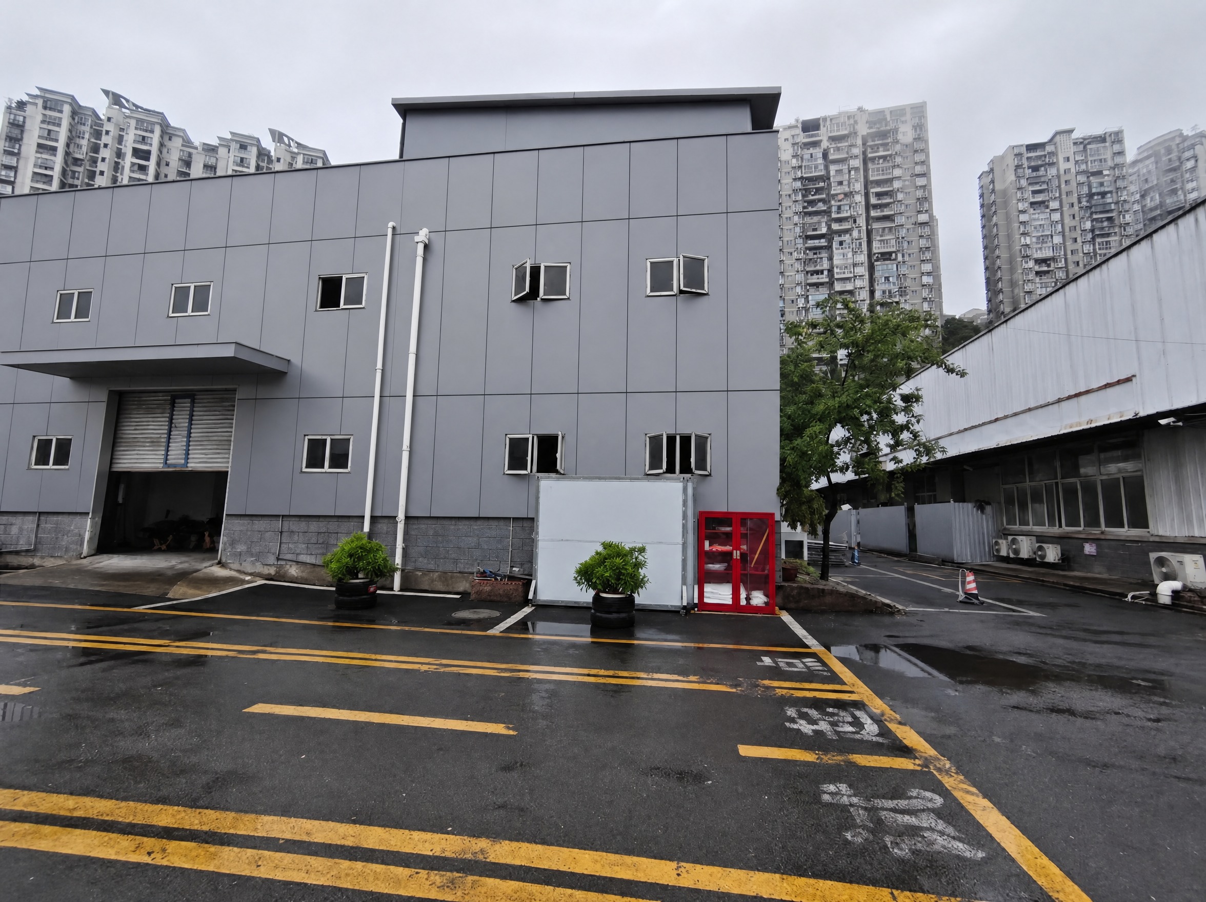 将图二建筑的所有墙面（包括左侧厂房卷帘门上方的白色波纹板墙面和… - 图片创意预览