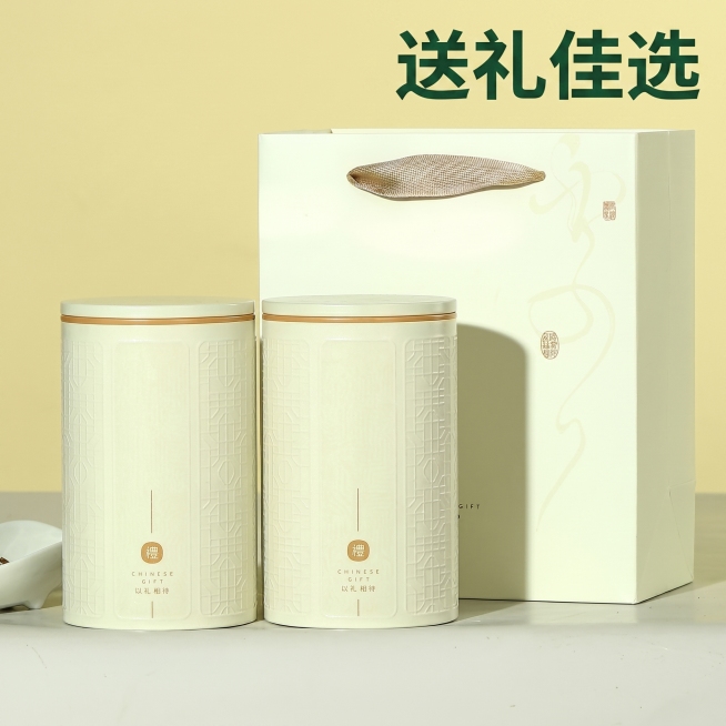 [主图 4] 信阳毛尖礼盒套装完整全景展示，突出包装档次与送礼属性。
[氛围风格] 商务简约，高端大气，适合送礼场景。
[画质] 商业摄影质感、光线柔和通透、产品清晰真实、画面干净高级。
[元素] 两预览效果