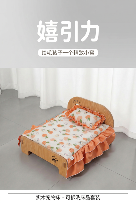杂志级精致排版，整体风格为温馨治愈的家居风。画面上半部分为浅灰色渐变背景，居中放置大号白色艺术字“嬉引力”，下方小字“给毛孩子一个精致小窝”，字体为圆润无衬线体。下半部分展示嬉引力木质宠物床（橘子印花预览效果