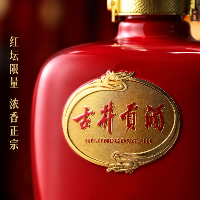 [主图-3] 古井贡酒红坛瓶身logo细节特写
[氛围风格] 精致高端，突出工艺质感
[画质] 商业摄影微距特写质感、光线柔和通透、产品纹理清晰真实
[元素] 微距特写展示瓶身正面的古井贡酒金色椭圆形预览效果