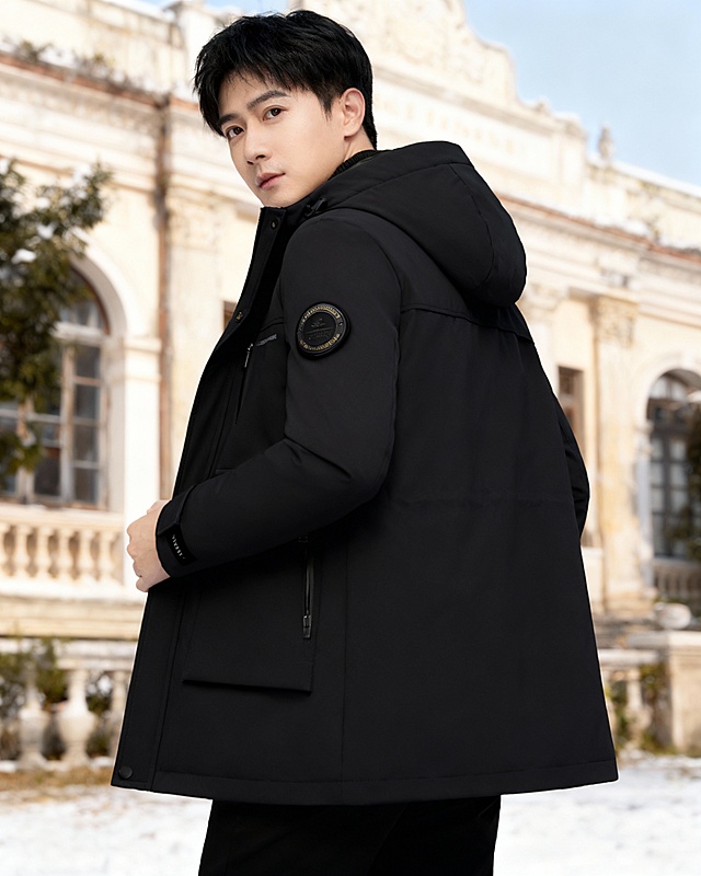 一个中国男性28岁模特穿上图片上的衣服，姿势不同，拍摄风格，五张相似场景的套图，南方户外