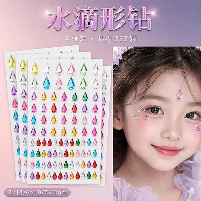 1:1正方形电商主图，马卡龙清新风，左右分栏布局。左侧55%展示4张雪白白卡水滴形钻贴板整齐叠放，板上为水滴形亚克力刻面钻，颜色鲜亮（蓝、紫、粉、红、绿、金、透明白），8×13mm大钻12颗、6×10mm中钻28颗、5×5mm小钻48颗，严格还原真实产品，白卡雪白不发黄；右侧45%为女童脸部特写效果图，眉心和眼角贴着真实尺寸的水滴形钻（泪滴状垂在眼角），灵动妆容，笑容明亮。顶部居中主标题"水滴形钻"水晶通透大字粉紫渐变，副标题"4 张装・共约 352 颗"白色纤细字；左下角小标签"8×13/6×10/5×5mm"。整体灵动清新，背景为浅裸粉到灰紫色哑光渐变，低饱和不花哨，钻面有明亮星芒高光和彩虹折射，亚克力材质通透莹润。