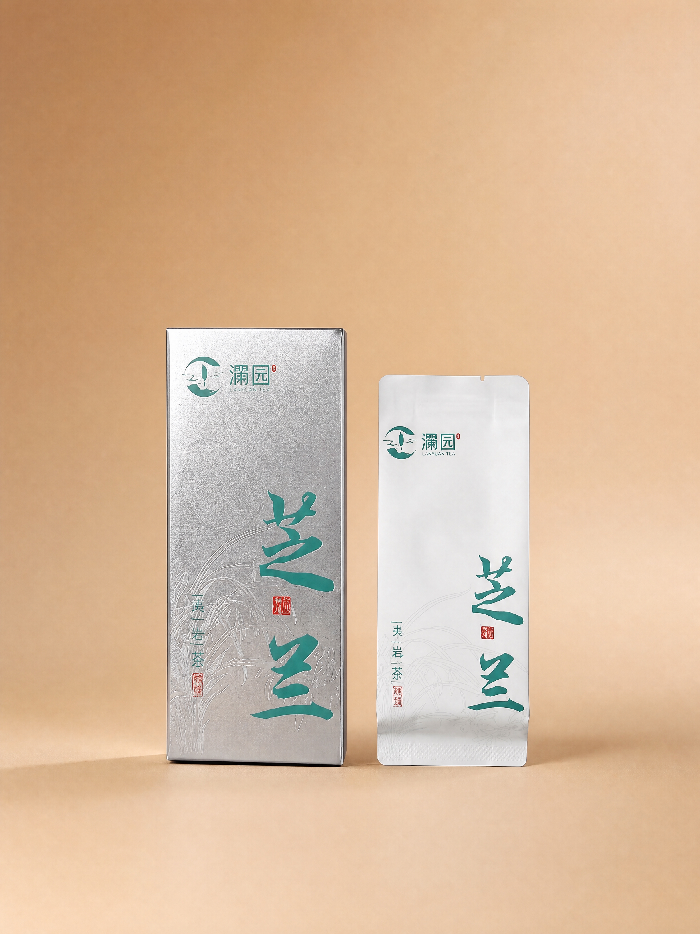 将图中的芝兰银色茶盒和白色小茶袋从平躺状态变为竖直站立状态，产… - 图片创意预览