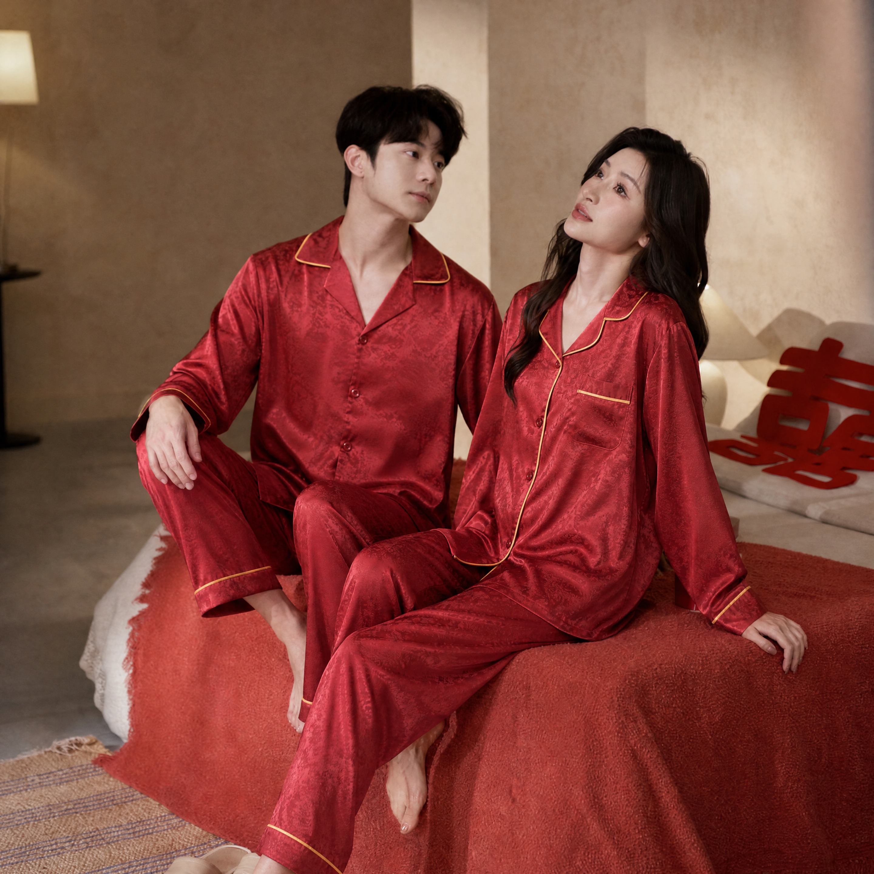 保持图1中男女模特的人物、姿势、场景、光线、构图完全不变。将图… - 图片创意预览