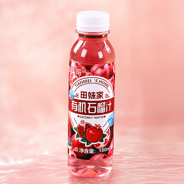 保持主体饮料瓶不变，更换背景风格为：产品拍摄，背景模糊，浅粉色背景，饱满有食欲，高级拍摄，产品摄影，大面积留白，大光圈，特写，创意摄影图，商业，超细节，32K，保持1:1比例和主体不变