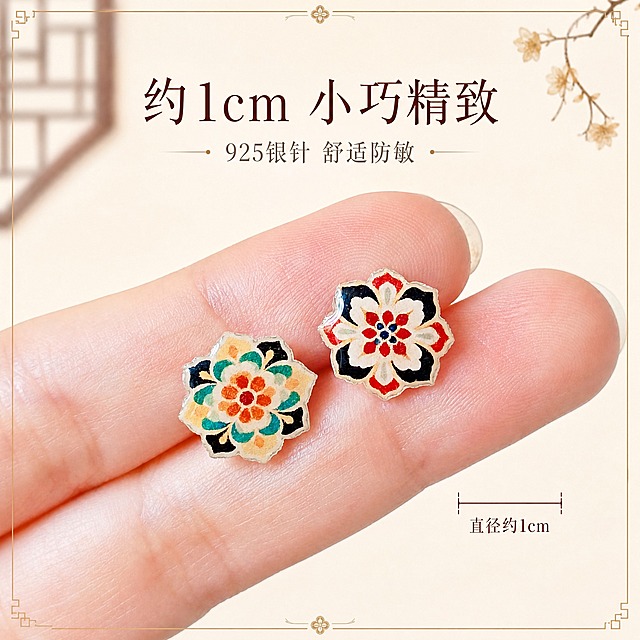[主图-4] 尺寸大小参照图，展示耳钉真实尺寸与925银针防敏卖点，用手指对比体现小巧精致。
[统一基调] 整体风格为国风精致高级感，背景主色为米白暖调浅米色，搭配浅木色与淡金色点缀；标题字色为深赭石色，辅助字色为暖灰色，强调色为朱砂红；字体样式为纤细优雅的宋体类衬线字体，字号层级分明；卡片与边框采用细金线装饰，整体克制留白，柔光箱打光。
[画面] 画面中央展示一只女性的手指（食指与中指并拢），指尖上轻轻放置着一对不对称宝相花耳钉，左侧黄绿青配色，右侧红黑白配色，耳钉平放在指腹上，正面朝上展示完整花型与真实大小比例；手指皮肤细腻自然，指甲为淡粉色裸色；背景为纯净的米白色渐变，右下角有细金线标注出耳钉直径约1cm的尺寸示意线；手指与耳钉占画面约60%。
[光影质感] 柔和自然光质感，主光从上方打下，手指皮肤有自然明暗过渡，滴胶耳钉表面有通透高光，指腹与耳钉接触处有自然浅阴影，整体光线均匀温暖。
[配色] 背景米白暖调，手指肤色自然，耳钉保留原图双色，尺寸线与标注用深赭石色，整体色调统一。
[文字版式] 画面顶部居中放置主标题「约1cm 小巧精致」，深赭石色纤细宋体；主标题下方一行辅助文案「925银针 舒适防敏」，暖灰色细体；画面右下角尺寸线旁标注「直径约1cm」，小号深赭石色字；文字均不遮挡手指与耳钉主体。
[输出要求] 1:1正方形比例，2K分辨率，手指自然真实，耳钉清晰不变形，文字标注清晰；负向：变形、错字、模糊、水印、平台Logo、手指畸形、耳钉穿模、尺寸标注错误。