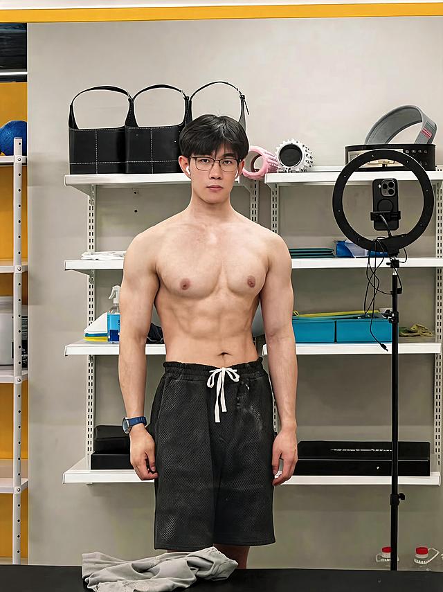 把图片变清晰，保留原构图和内容，提升画质清晰度和细节