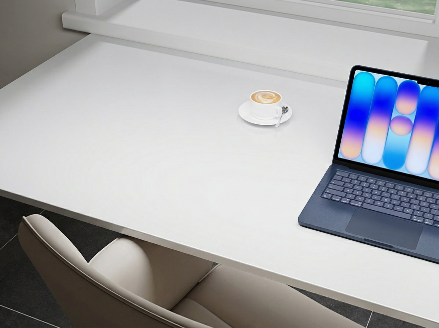 将图中的黑色笔记本电脑替换为图二的深蓝色笔记本电脑，屏幕壁纸替换为图三的屏幕壁纸，保留深蓝色电脑的外观材质和细节，画面其余元素保持不变预览效果