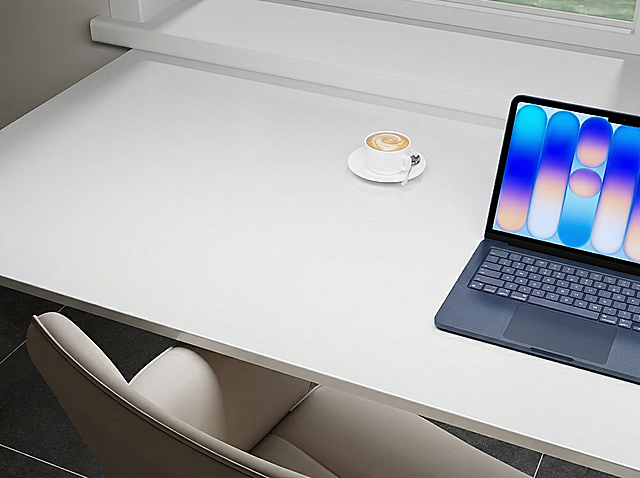 将图中的黑色笔记本电脑替换为图二的深蓝色笔记本电脑，屏幕壁纸替换为图三的屏幕壁纸，保留深蓝色电脑的外观材质和细节，画面其余元素保持不变