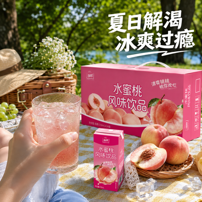 [主图-4] 夏季解渴场景体验图。[氛围风格] 夏日户外野餐冰爽场景，生活代入感；[画质] 真实商业摄影质感，自然光线，氛围真实。[元素] 在户外野餐场景，野餐垫上放着冰镇的水蜜桃饮品单盒，旁边放着切预览效果