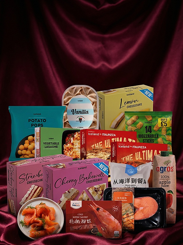 将产品图合理放置在写实风格的正面视角暗红色光影场景中，底部是酒红色有褶皱的绸缎桌布，突出产品，产品图不变，符合产品特写摄影，不出现人物