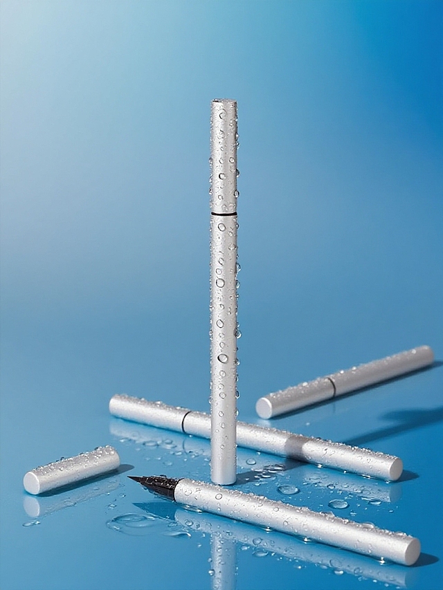 商业静物摄影，主体带有水滴元素，蓝色渐变背景