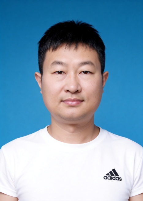 保留第一张图中人物发型､脸型､年龄特征生成标准样式纯正面证件照;人物主体严格居中,头部大小与位置严格对齐第二张图,双肩水平平衡,面部中轴线对齐画面中心,正视前方;标准证件照构图,人物绝对居中;头顶上方预览效果