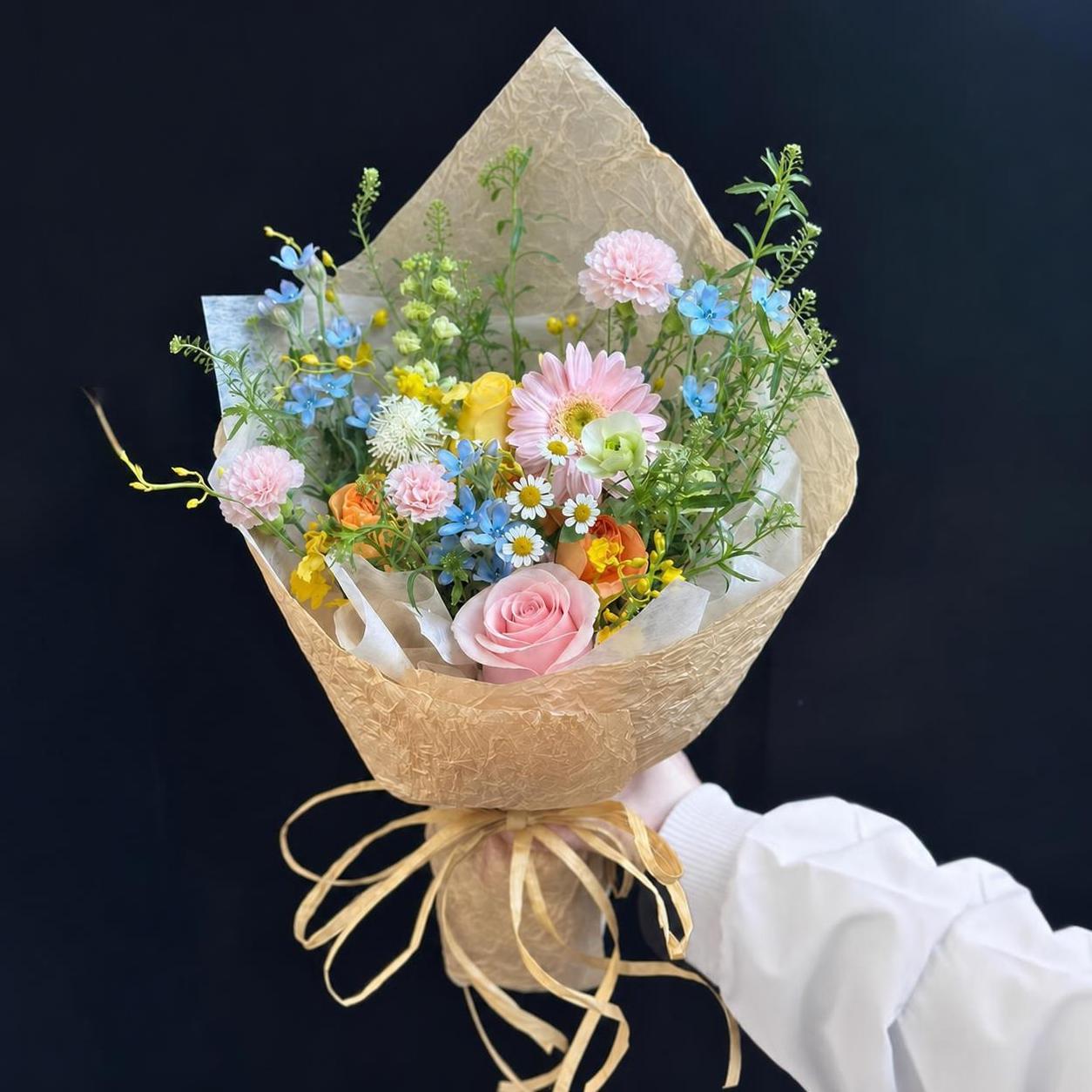 将图1花束中绿色圆圈标注的3处粉色小花，替换为图3中的浅粉色康… - 图片创意预览
