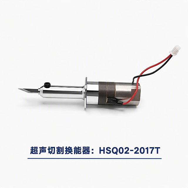 产品精修, 锁定原图背景与场景, 不去底不换背景, 保持原背景光影、透视、景深、色调和元素位置, 仅修复背景瑕疵, 专业商业棚拍光, 5500K标准中性白光, 轮廓光, 体积光, 曝光正确, 强烈真实立体感, 净化杂乱倒影、脏反射、环境色污染和黑块反射；金属重建干净棚拍高光条带，透明材质保留真实折射与透明层次, 接地处保留干净浅淡的自然接触阴影, 主体居中, 商品完整入画不裁切, 商品外轮廓视觉体量约画面60%-70%, 四边均匀留白约15%-20%, 极致超清画质, 细节清晰锐利, 4K分辨率, 商业级实拍质感, 保留原图真实材质与结构细节, 明显提升商品表面洁净度, 清理灰尘、污渍、指纹、油污、胶痕和霉点, 让表面从脏旧发闷变为干净可售卖状态, 修复划痕、磨损、掉漆、飞边毛刺和使用旧痕, 翻新为干净商业新品感, 清除氧化发灰、锈蚀、黑灰污斑、脏旧痕迹和不均匀色块, 明显提升金属表面洁净度、亮度和商业新品感, 提升商品洁净度和商业新品感, 清除旧痕、灰暗、脏斑和不均匀色块；保留原图颜色分区、材质色相、结构和功能细节，禁止整体提亮改色, 锁定原图商品颜色, 颜色以输入图为唯一参考, 分段部件颜色边界按原图锁定, 还原真实物理色彩, 消除灰暗感和偏色, 锁定原图商品轮廓、件数、部件位置、连接关系、标签文字和可见功能细节，只做精修不重绘结构, 插头形状、接口方向、线材走向、接缝、保护套和连接关系与原图一致, 禁止断线、错口、改接口类型或遗漏小配件, 长条/带状主体按原图长宽比例、总长度、宽度、端点位置、上下/左右露出长度和主体与配件比例锁定, 构图只允许整体缩放与居中, 禁止压缩、拉伸、截短、补长或重排主体, 金属外壳与刀头区域: 光面金属质感按原图锁定, 高光边线清晰, 反射干净但不过度镜面化, 陶瓷环区域: 哑光/半哑光质感, 柔和漫反射, 低高光, 线材外皮区域: 软胶/硅胶质感, 柔性包覆感真实, 曲面高光自然, 正侧面视图, 严格保持原图透视, 严禁扶正, 严禁镜像翻转, 比例1:1, 画面下方居中位置添加文字："超声切割换能器：HSQ02-2017T"，深蓝色粗黑体字，字号适中清晰，不遮挡产品主体，文字下方可加一条细蓝色装饰线。